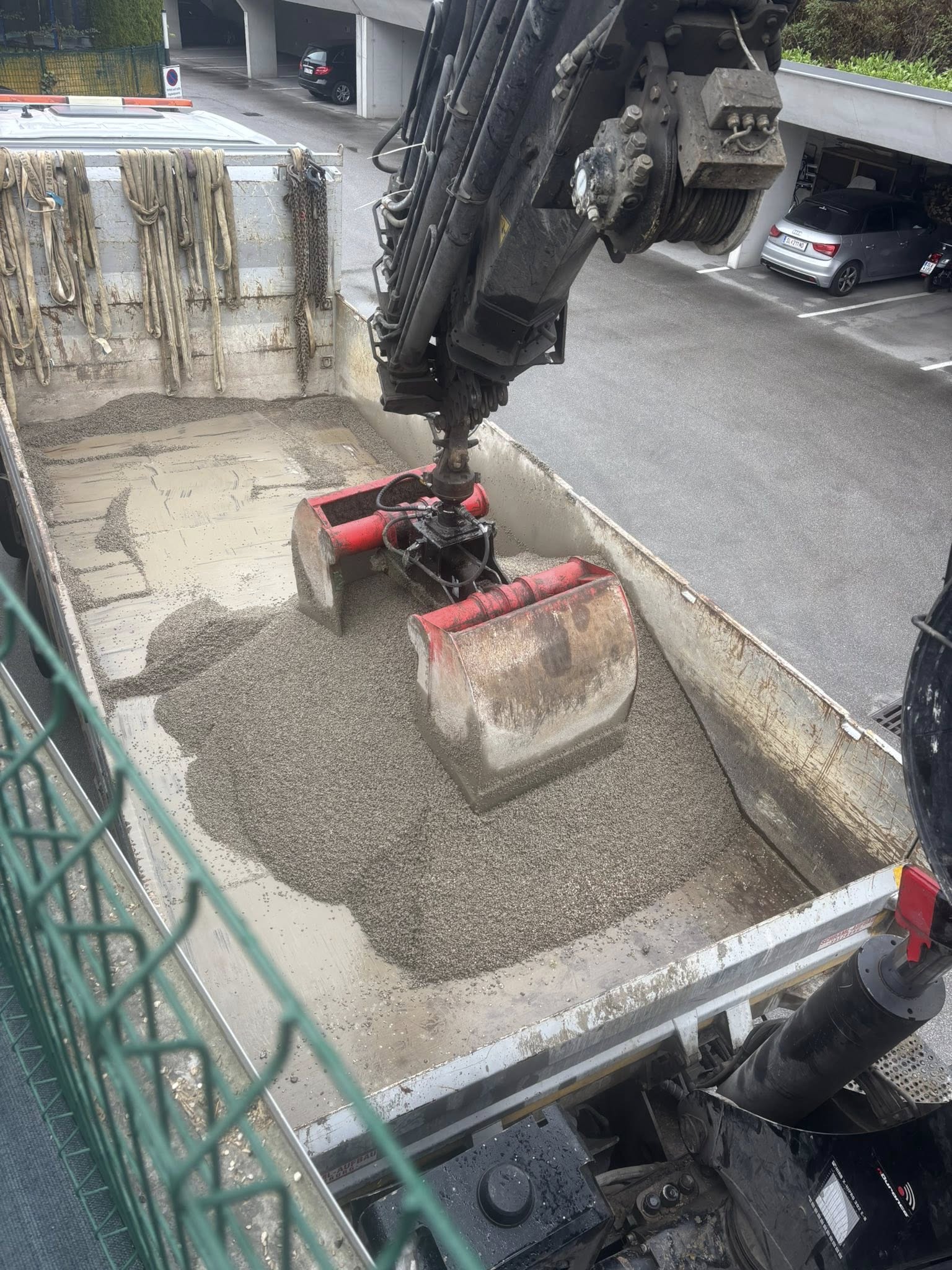 Baustellentransport mit Material und Werkzeug