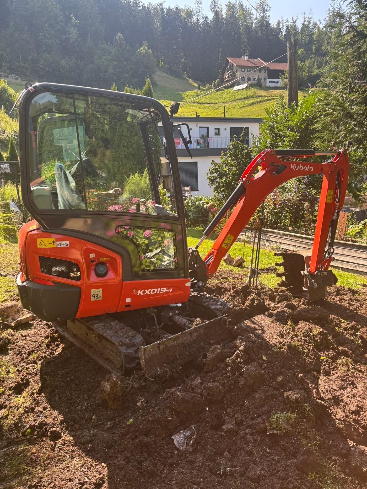 Bagger bei kleinen Erdbewegungsarbeiten