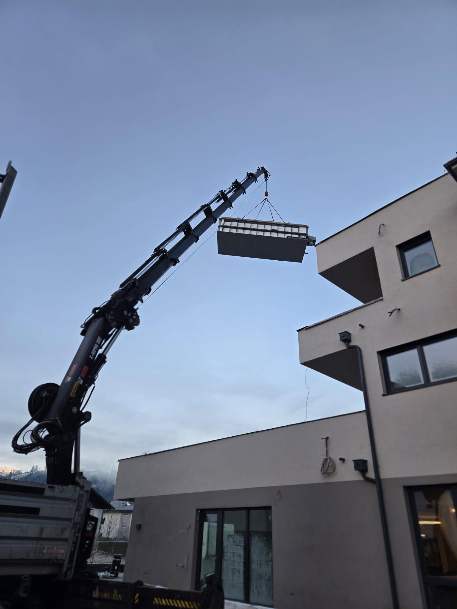 Kranarbeiten vor Ort nach technischer Prüfung